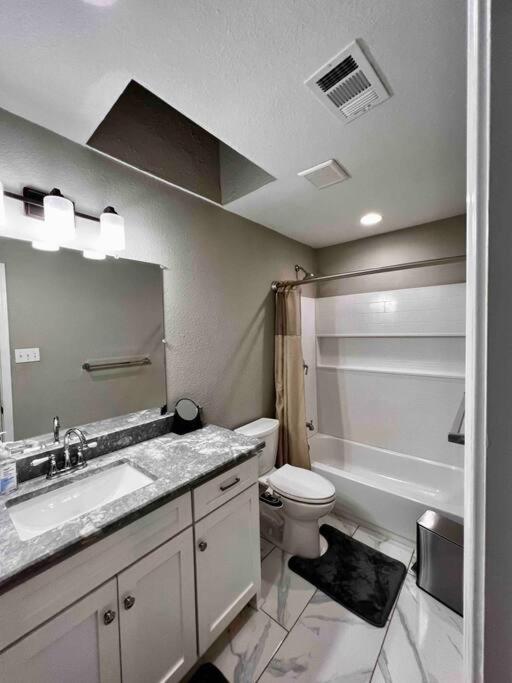 2 Bedroom Luxury Home.. Wooden Floors And Ceilings ดัลลัส ภายนอก รูปภาพ
