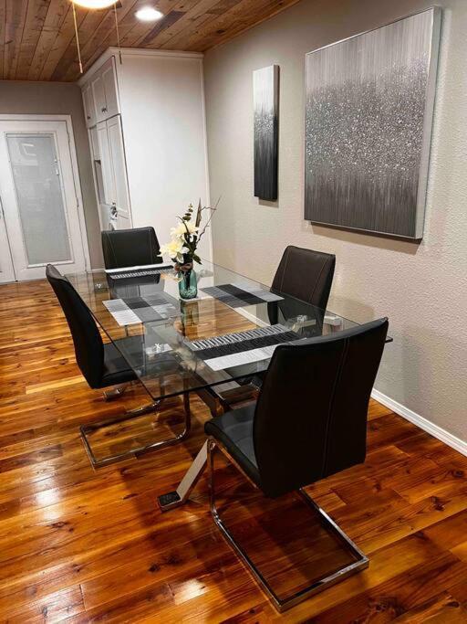 2 Bedroom Luxury Home.. Wooden Floors And Ceilings ดัลลัส ภายนอก รูปภาพ